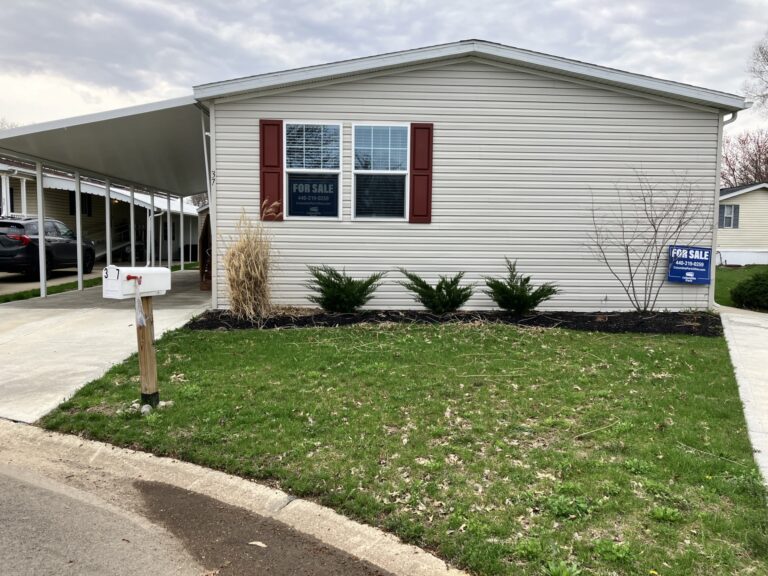 37 Elgin Oval Blvd Olmsted Township OH 44138